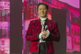 黎明这是受啥刺激了？一把年纪穿紧身裤配高跟鞋，男神滤镜碎一地图片