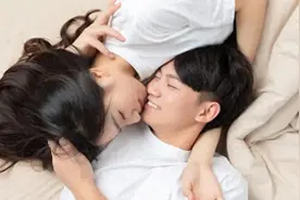 男人的亲吻揭示了他对你的深情程度图片