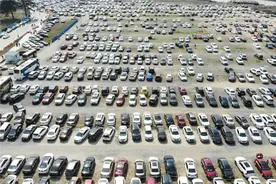 二手车商：给钱就卖！二手车价格降至冰点图片