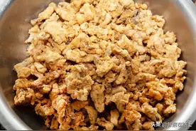 炸油渣有窍门，怎么弄油渣不糊松脆，荤油清澈干净图片