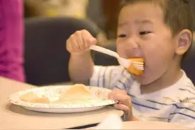 长期喂饭坏处多！到了这个月龄，就不要全程喂了，当心对孩子不好图片