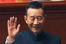 国内唯一大满贯影帝李雪健，40年兢兢业业，居然被后辈当众甩脸子图片