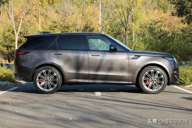 新车｜百万级SUV还能怎样平衡动感和舒适？试驾全新揽胜运动版