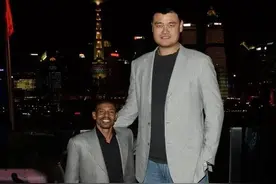 “小虫”蒂尼.博格斯篮球场上的巨人图片