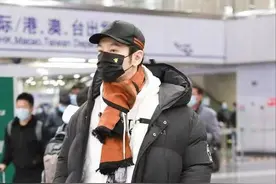 黄晓明离婚后现身机场，双手插兜眼神疲惫，无人陪同略显凄凉图片