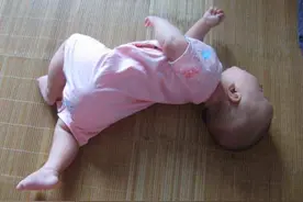 一个月大婴儿就会翻身，亲戚说是神童，医生检查后全家崩溃！图片