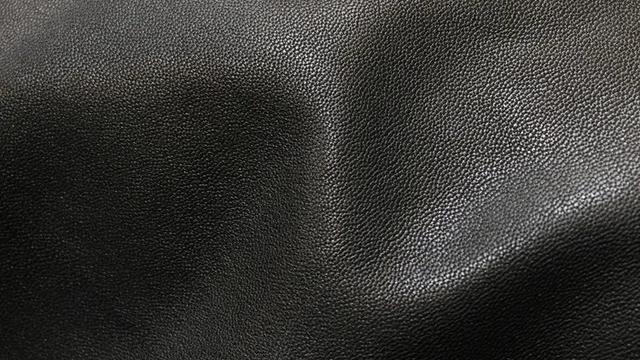 为啥皮鞋大多是牛皮羊皮,没有猪皮?这是什么原理?