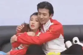 一起长大除了睡觉形影不离，“花滑”王诗玥柳鑫宇甜蜜背后是假糖图片