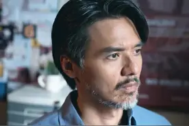 7年没演戏，演技秒杀李易峰，47岁冯德伦新剧开播，胡子花白显老图片