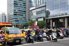 台湾为什么会有大量摩托车？欧崇敬：有钱人也对摩托车爱不释手图片