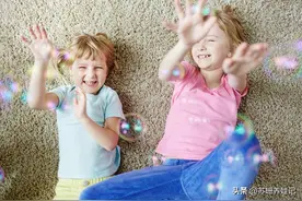 采访22个二胎家庭后，总结出能让两娃和谐共处的7条建议图片