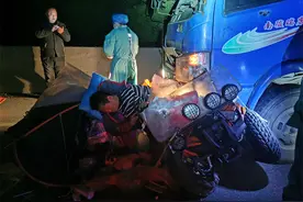 越野摩托与大货车相撞 德阳消防开展紧急救援图片