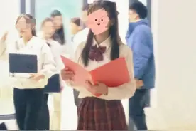 女老师穿jk装，被家长偷拍同行怼：好看，不得体图片