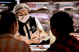 临期食品销毁、捐赠还是打折销售？你怎么看图片