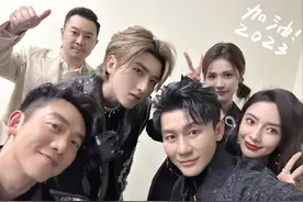 baby杨颖登热搜引热议！与跑男团跨年夜合唱，搂肩细节令人感动图片