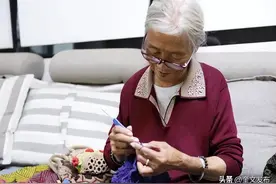 白头发越长越多，你以为是老了？提醒：或是缺乏2种营养素图片