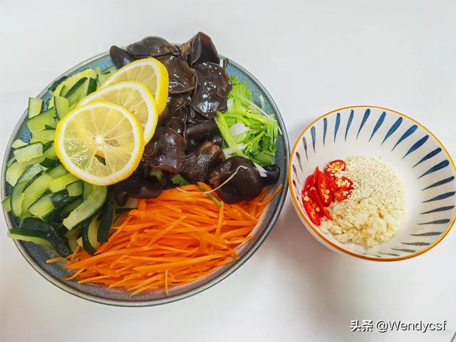 老鸡花胶汤有什么功效和作用 2025年老鸡花胶汤的做法大全窍门