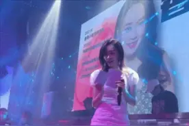 生活不易！港姐冠军广州夜店卖唱被偶遇，男粉丝狂热脱衣裸身支持图片