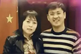2010年，46岁女老板嫁给小19岁下属，50岁生3胞胎，后来怎样了？图片