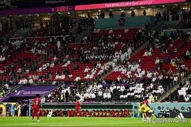 卡塔尔世界杯：日本观众继续在赛后捡垃圾图片