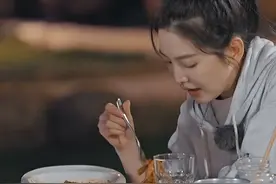 看似风光无限，实则如履薄冰：怪不得章若楠年纪轻轻就"恨嫁"图片