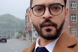 印度小哥旅游湖北宜昌，本以为发展不会太好，结果是自己坐井观天图片