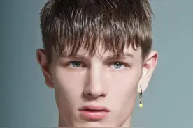 十年前的小可爱男模，现在依然帅气，不过鼻子歪了图片