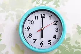 不论家里有没有钱，钟表不要挂这2个位置，不是迷信，是有道理的图片