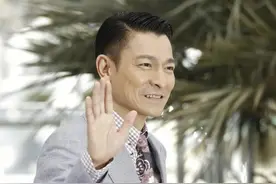 63岁刘德华陪57岁妻子回马来西亚过年，与富豪舅舅亲密挽手臂图片