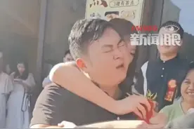 伴郎伴娘相互给对方佩戴胸花，现场气氛十分暧昧，新人表情很尴尬图片