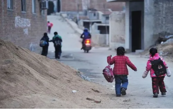 湖北一老汉自制棺材穿寿衣，喝农药孤独死去，离世前留下8个字