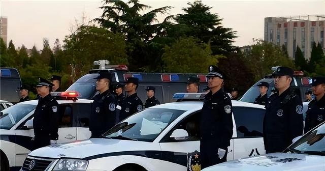 农民夫妻生活拮据，家中却藏有八千万现金，警察揭露他们的真面目