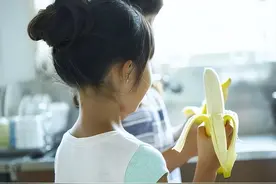 回顾 广东5岁女孩吃香蕉噎死，父母向赠送香蕉邻居索赔73万，判了图片