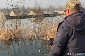 济宁的塌陷区钓鱼，被沉没在水中的村庄震惊了。图片