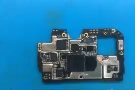 oppo手机Reno8主板位置图，拆解到每一个芯片，维修WiFi不再难图片