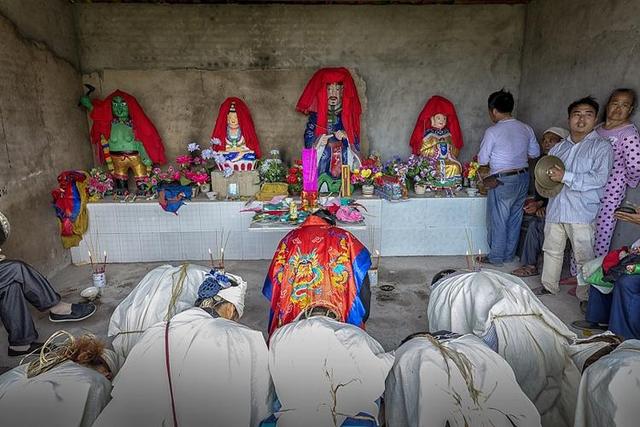 是第一天报丧,破孝,入殓,第二天请厨,设灵棚,吊唁,第三天动土,辞灵,摔
