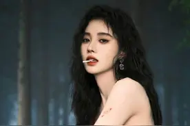 鞠婧祎拍亮片露背裙写真大片，嘴叼棒棒糖眼神撩人图片