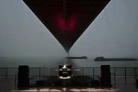 大雨中，武汉杨泗港大桥变身水幕音乐厅，网友：绝了图片