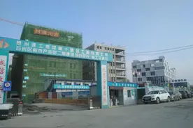 金阳南路延伸段旁，塔吊林立！机声隆隆图片