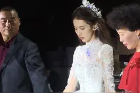 高颜值新娘由爸妈护送上台，换敬酒服后像在逃公主，俘获网友芳心图片