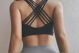 女生在健身房怎么高效地练背肌？五个动作轻松练出优美背部线条图片