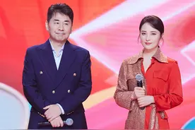 陈建斌夫妇春晚对唱，甜蜜搂腰超有夫妻相，蒋勤勤红裙秀S型身材图片