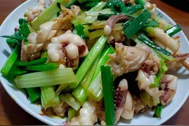 鱿鱼搭配大蒜叶一起炒，口感脆嫩，鲜香爽口，好吃又下饭图片