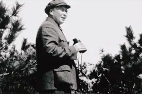 1954年西湖迁墓，毛主席特指留下岳飞墓，并亲自为其献花圈图片