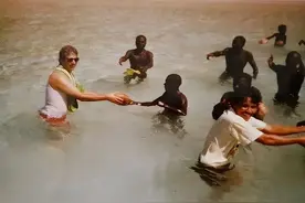 与世隔绝6万年的原始部落，仍处于石器时代，与人类没有生殖隔离图片