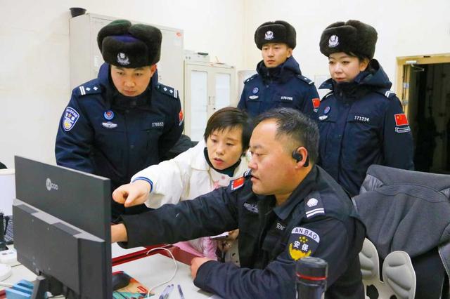 冰天雪地的长白山“警”色