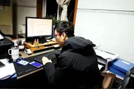 新疆硕士小伙30岁“躺平”，靠抠门攒下100万存款，提前退休吃利息生活，如今怎样了？图片