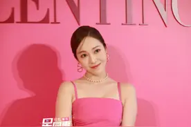 谁还没有注意到刷了满屏的「华伦天奴芭比粉」图片