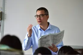 教师和医生哪个好？毕业十年后才知道差距，过来人很无奈图片