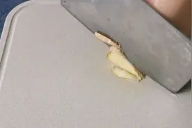 不管家里刀有多钝，现在教你一招，一分钱不花，锋利如新图片